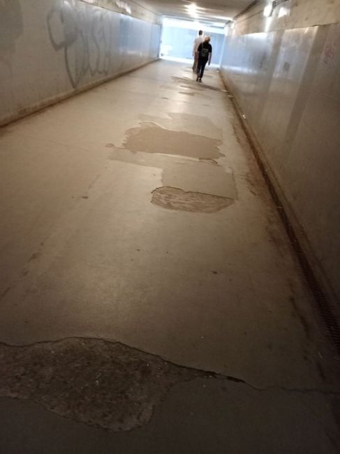 Это состояние пешеходного подземного перехода между остановкой ЦРБ и торговым центром шоссе энтузиастов 66..