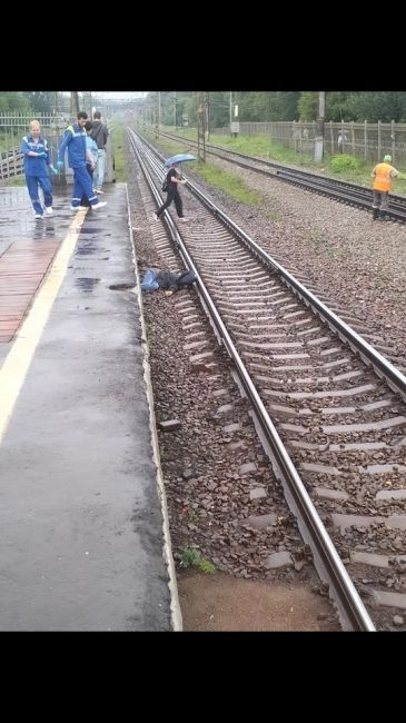 Человек погиб в Подлипках, сегодня около 8:00  Со слов очевидцев, мужчина пытался залезть на платформу перед..