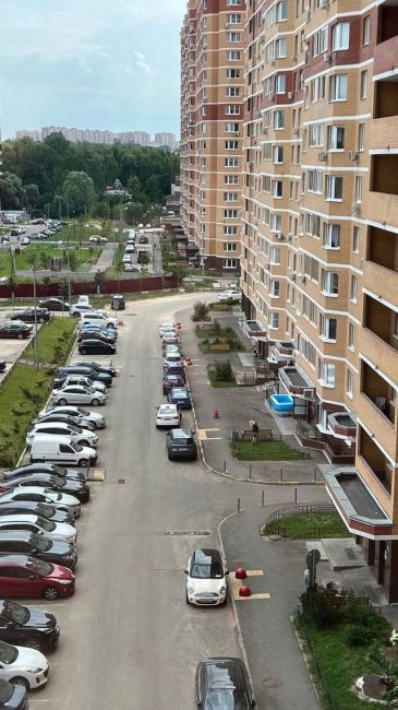 А в ЖК «Зеленые Аллеи» знают, как спасаться от жары😅 
Лайк за смекалку..