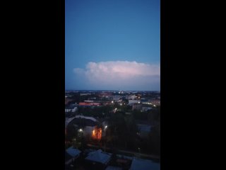 Грозовое облако сверкает молниями в небе над Сергиевым..