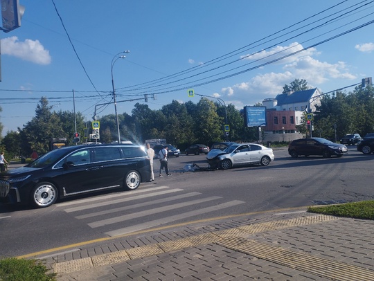 На перекрестке Красногорского шоссе и улицы Новоспортивная столкнулись два..