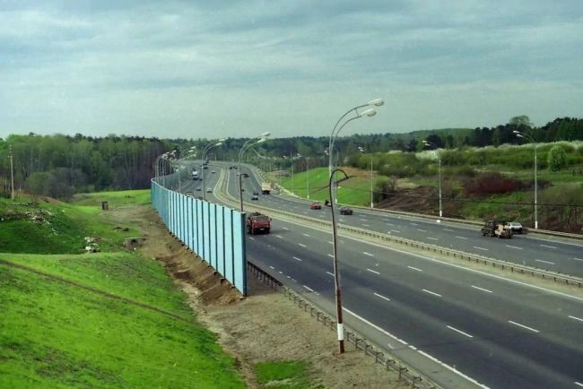 🎞Трасса "Дон" (М-4). 2000-й год. 
Фото снято с Грачевского моста в Тарычево. По нему жители переходили над этой..