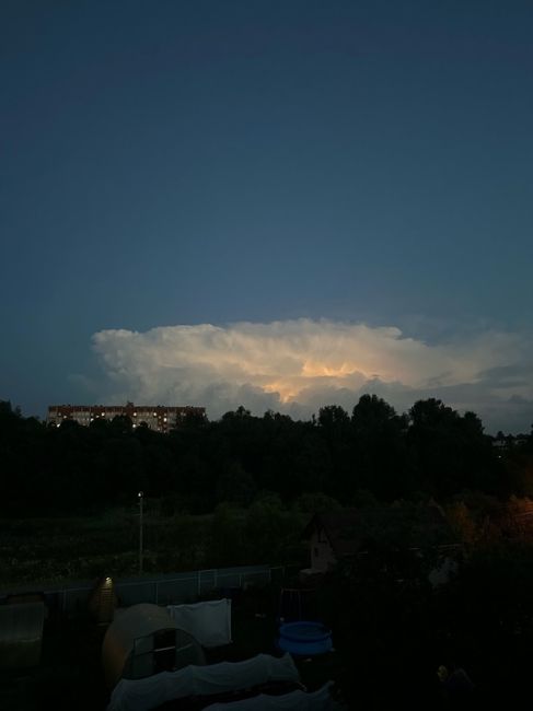 Грозовое облако сверкает молниями в небе над Сергиевым..