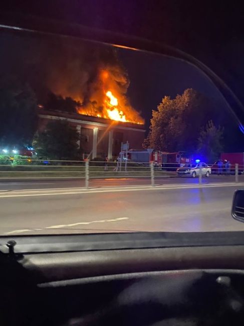 Пожар в заброшенной пожарной части на Большой Серпуховской сильно разгорелся https://vk.com/wall-158584106_714012. Его..