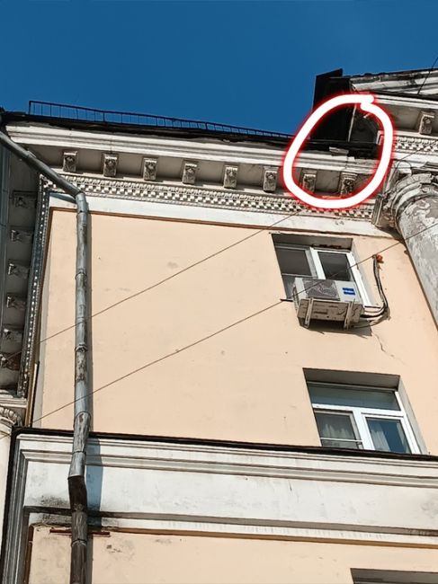 Советская 12/1 на углу дома падают с крыши булыжники!!! На втором фото чётко видно что скоро отвалится большой..