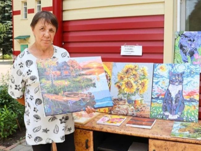 Пожилые жители Пушкинского округа и инвалиды представили работы на выставке картин  В стационарном..