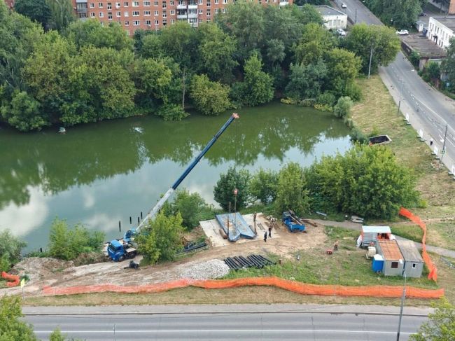 На Малом Тарычевском пруду начали ввинчивать сваи для ходовых мостиков при..