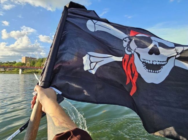 Подмосковные пираты устраивают заплывы по реке в Пушкино  Уже несколько лет третья суббота июля является..