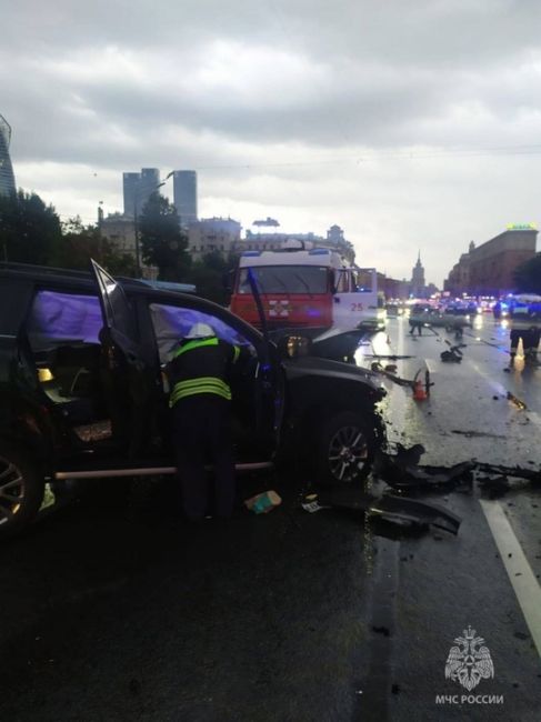 Сильнейшее ДТП на Кутузовском проспекте 🚑  По данным МЧС, пострадали 3 человека, их передали..