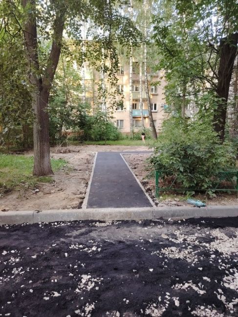 Вроде бы только-только приучили наших городских подрядчиков делать удобные тротуары и сразу..