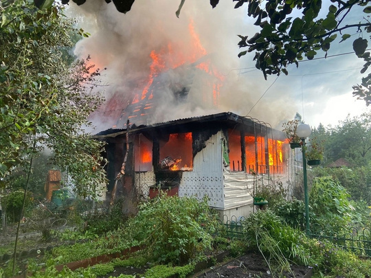 Ночью спасатели тушили пожар в садовом товариществе ЗИО-4 «Малая поляна», где вечером 21 июня загорелся..
