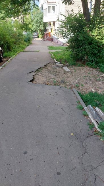 Дороги ужасные.
Тротуар разгромили ещё весной,а делать не собираются 
Ночью идёшь и спотыкаешься.
Намашине..