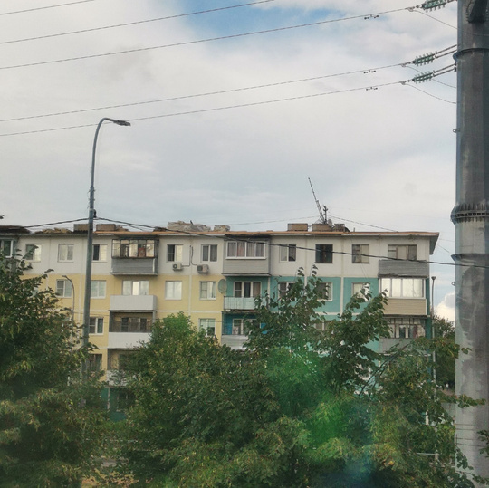 По адресу г. Серпухов ул.Горького дом номер 6 - уже более трех месяцев пытаются отремонтировать крышу и пока..