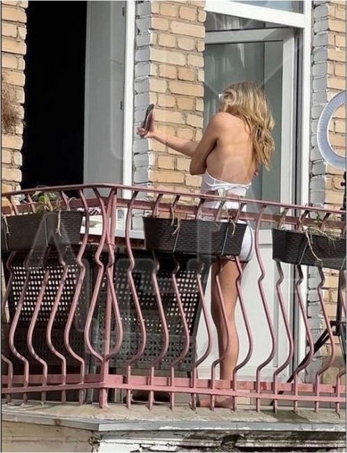 «уфф, какая су*а, я бы её…»  В Люберцах блондинка решила устроить откровенную фотосессию на балконе, соседи..