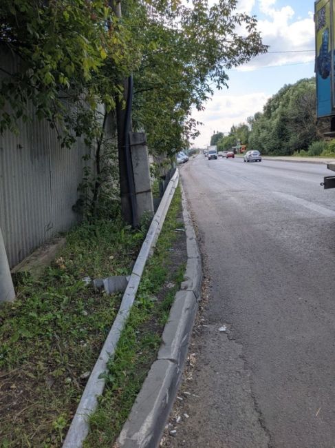 Вот эта дорога без тротуара с мусором 
Идёт от Мытищи лайт 55.965210..