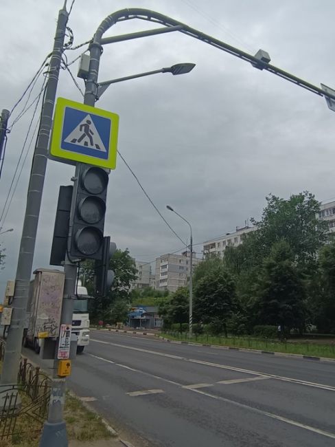 Подскажите, когда подключат светофор на ул Урицкого на пешеходном переходе между пятерочкой и м-ном Квартал?..