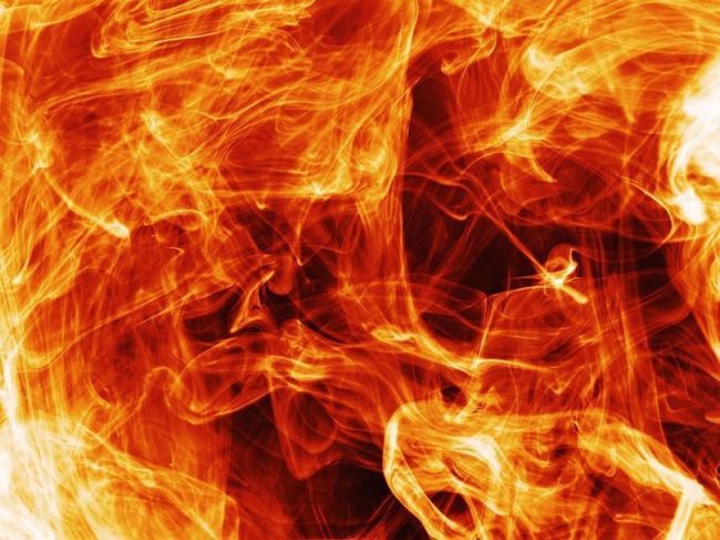 Одиннадцать человек тушили пожар в промышленном здании под Пушкино в среду  Нежилое здание загорелось в..
