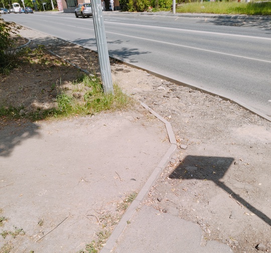 Мы это заслужили?! Больше месяца тянется эта ремонтная волокита с тротуарами по Лихачёвскому шоссе. Что..