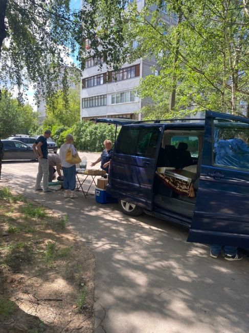 Московский бульвар дом два, у подъезда торгуют, даже не на мосту, а у подъезда, администрация ответила мне что..