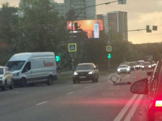 Таксист и самокатчик встретились на Красногорском шоссе  Со слов очевидца, у автомобиля такси отлетела..