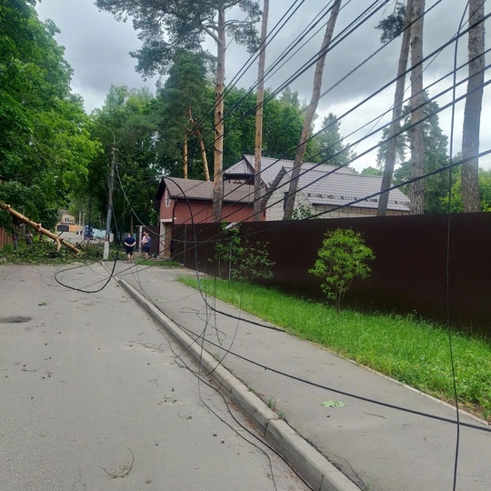 После урагана предпринимаются действия по устранению последствий стихии. В данный момент задействованы..