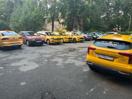 От подписчика:
___________
А у нас на Кудрявцева 1-5 целый таксопарк на парковке во дворах. А жителям где свои машины..
