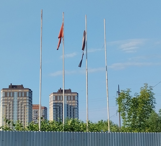 На Трубецкой, через дорогу от "Магнита" висят лохмотья сгнивших флагов, один из которых Российский. На..