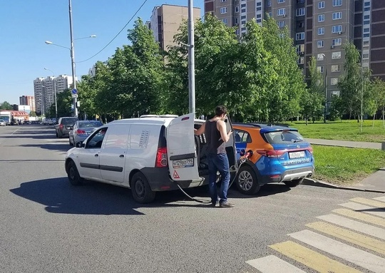 Кавказцы сливают бензин из..