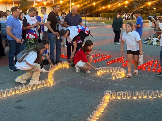 🕊Сотни свечей в память о погибших детях Донбасса зажгли на площади Славы в Балашихе этим вечером. Участники..