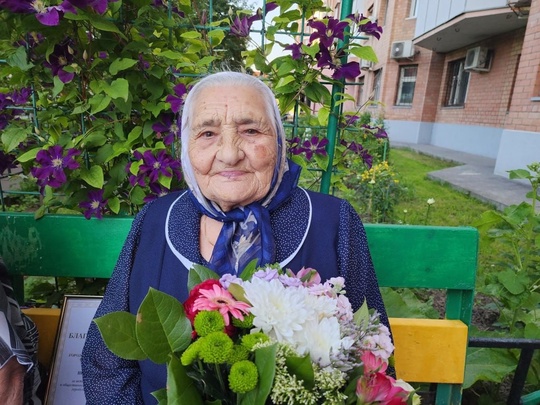 Жительнице Красногорска Нине Ильиничне Гарькуше уже 104 года. И почти 25 лет Нина Ильинична выращивает цветы у..