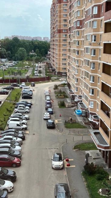 А в ЖК «Зеленые Аллеи» знают, как спасаться от жары😅  Лайк за смекалку..