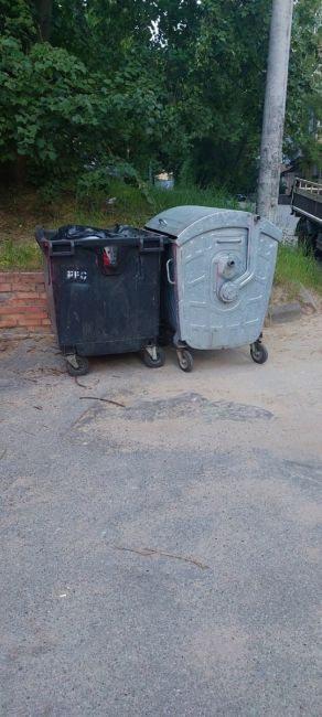 💁🏻‍♂️Дворник УК КГС работают интересно, ставят вонючий мусор у гаража. Это не мусорка.  Лесная улица, дом..