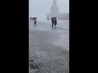 В центре столицы начался сильный ливень.  До конца дня в Москве действует штормовое..
