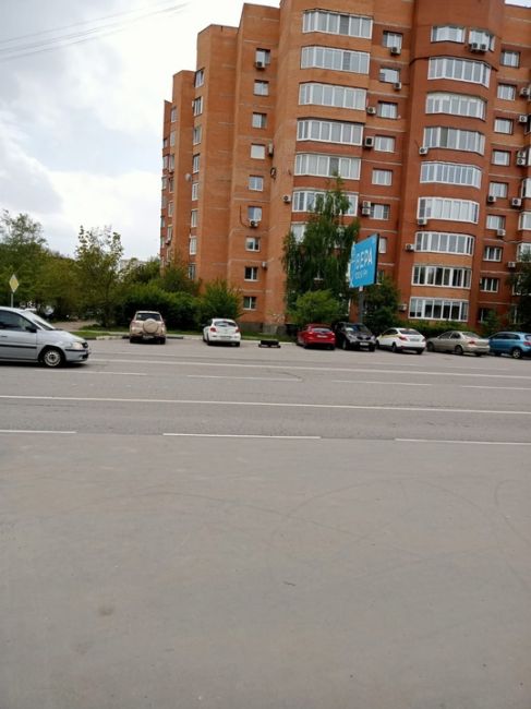 На пр-т Ленина 6 парковочный карман, на против МФЦ люди приезжают а один ,,автолюбитель " решил что это его..