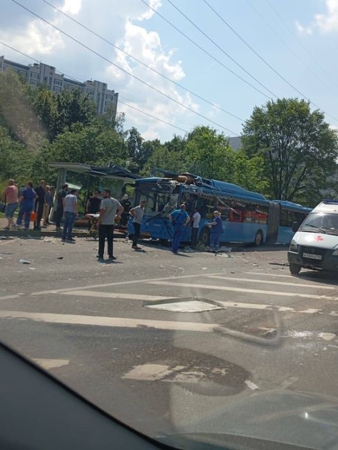 В Ижорском проезде на крыше автобуса взорвался баллон. Пострадал водитель — сейчас его извлекают из..