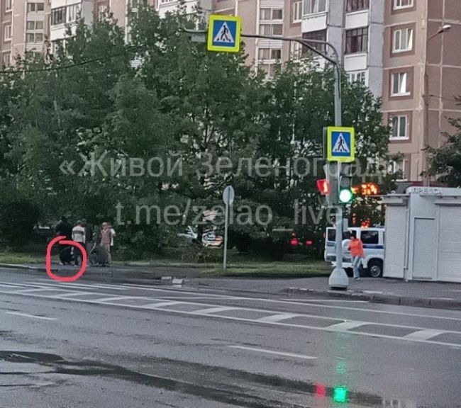 👮На повороте во дворы между домами 1812 и 1805 из полицейской машины выпал человек.  Есть ли у кого-нибудь..