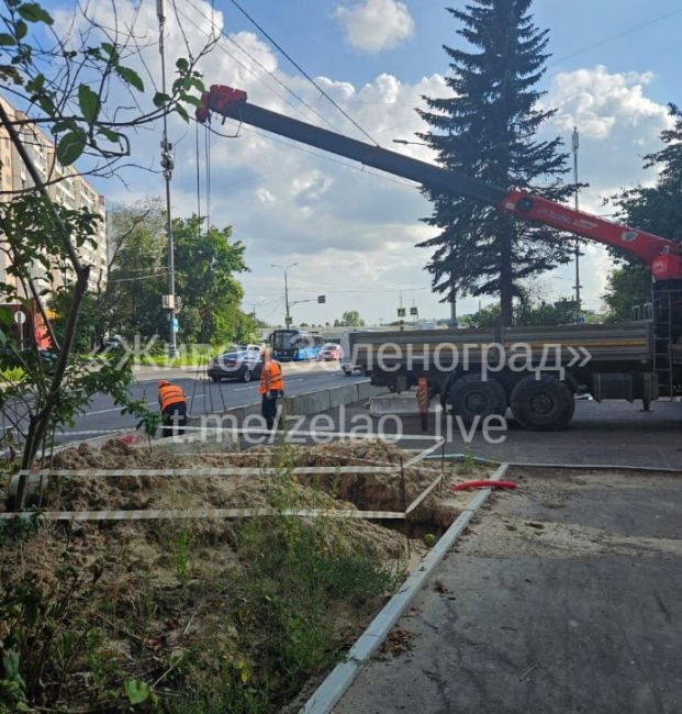 🚧Проезд вдоль здания «Флейта» снова закрыт. Рабочие уже перекрыли его блоками.  Похоже, утром не успели всё..