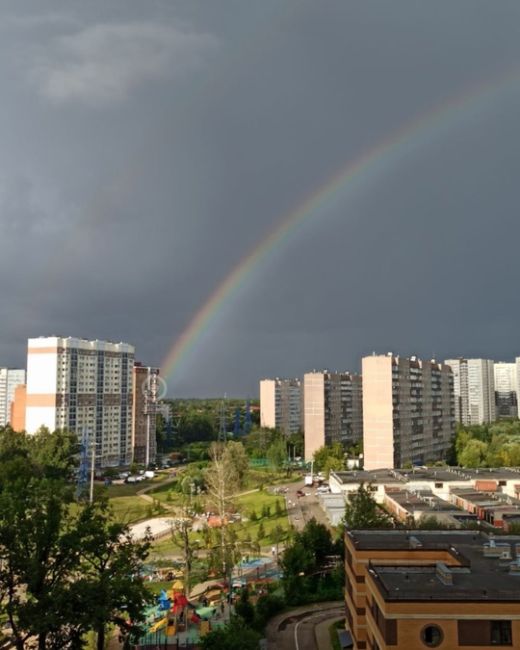 Виды города на фоне радуги..