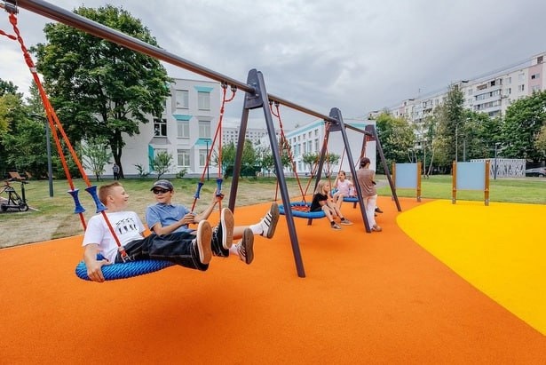 🏫В Зеленограде завершилось благоустройство территорий двух школ. Заместитель префекта Зеленограда Олег..