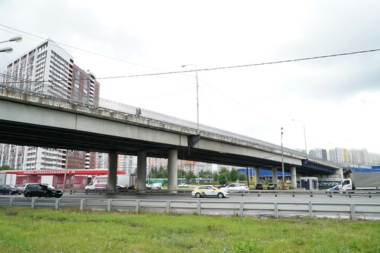 Временный дублер лестницы у моста на Ленинградском шоссе уже готов 🚧 
Напомним, что лестницы через..