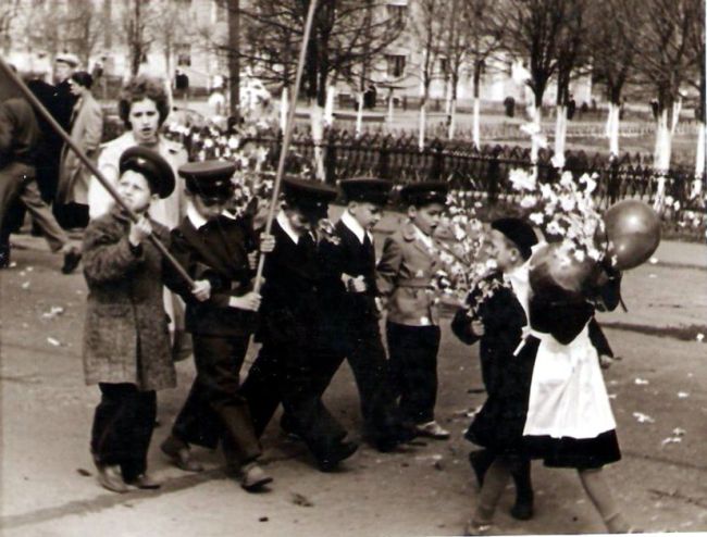 СТАРАЯ БАЛАШИХА
Леонид Хомутов:
На фото конец 1950-х - начало 60-х, школьники на первомайской демонстрации. 
Это..
