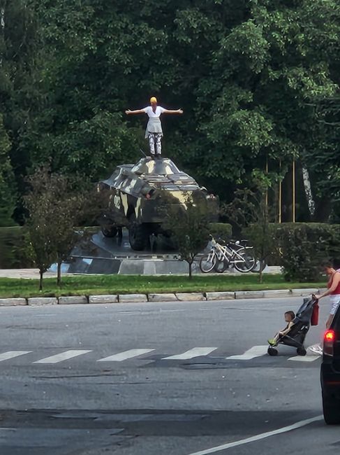 Дела в городе как всегда стабильно. Нормально так залезать на монумент? Видимо для данных особ нормы закона и..