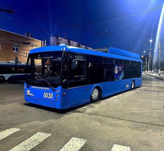 А ещё сегодня на маршрут №202 вышел троллейбус с бортовым номером 0030, окрашенный в новый сочный синий цвет..