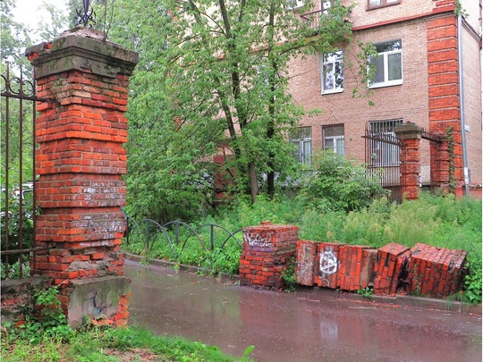 А колонна всё так и лежит не одну неделю 😳
Вся суть благоустройства города  Фото: Андрей Снегерёв..