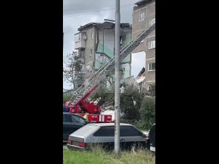 В Нижнем Тагиле в пятиэтажном доме произошел взрыв газа.  Полностью обрушился один из подъездов.  Из завалов..