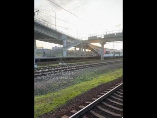 🚉На МЦД-3 произошло ЧП: подростки, склонные к суициду, оседлали поезд «Иволга 4.0» на станции Моссельмаш.  Они..