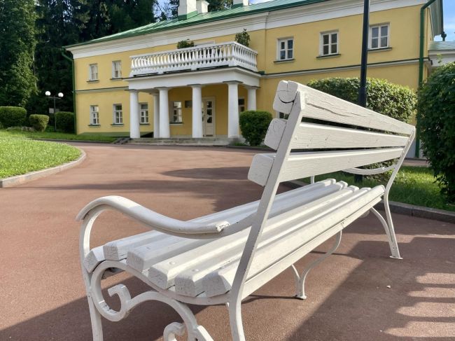 Первые памятные именные скамейки установят в музее-заповеднике «Горки Ленинские» уже через две недели в..