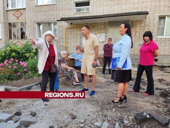 Во дворах на улице Новая Жизнь укладывают новые бордюры и ремонтируют ступени подъездов  Масштабное..