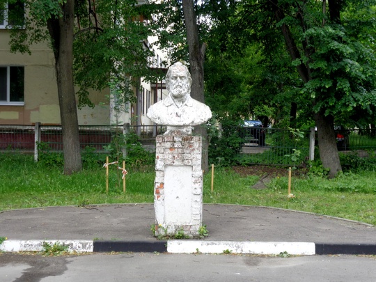 Где стоял в городе этот памятник и..