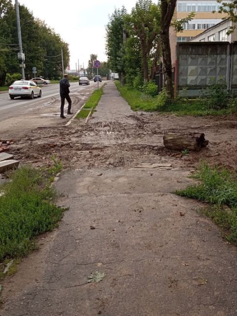 Тротуар на Володи Дубинина рядом с "Космосом" после раскопок/закопок труб асфальт на место не вернули, в..